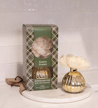 Load image into Gallery viewer, Bridgewater Festive Frasier Flower Diffuser
