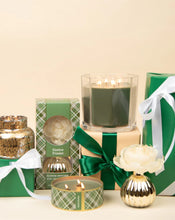 Load image into Gallery viewer, Bridgewater Festive Frasier Flower Diffuser
